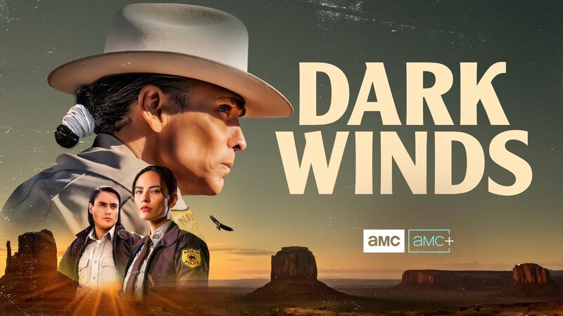 Joe Leaphorn (Zahn McClarnon, o.), Jim Chee (Kiowa Gordon, u.l.) und Bernadette Manuelito (Jessica Matten, u.r.)  +++ – Bild: RTL /​ 2023 AMC Network Entertainment LLC.
