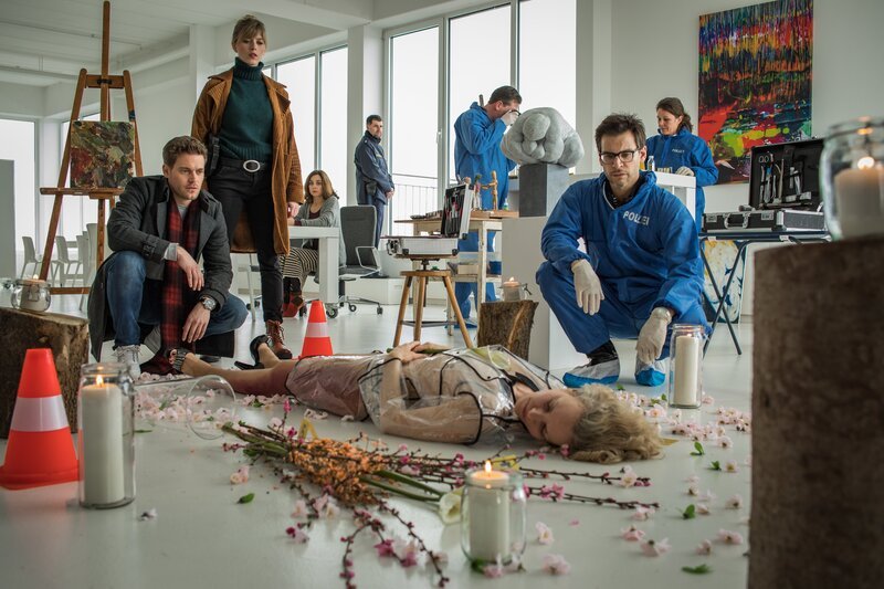 Die SOKOs am Tatort: Dominik Morgenstern (Joscha Kiefer, l.), Resi Schwaiger (Mersiha Husagic, m.) und Dr. Weissenböck (Florian Odendahl, r.). – Bild: Markus Sapper /​ ZDF