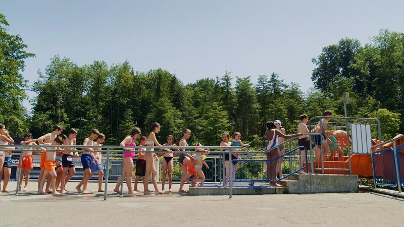 Warteschlange im Schwimmbad – Bild: SRF/​Doklab GmbH
