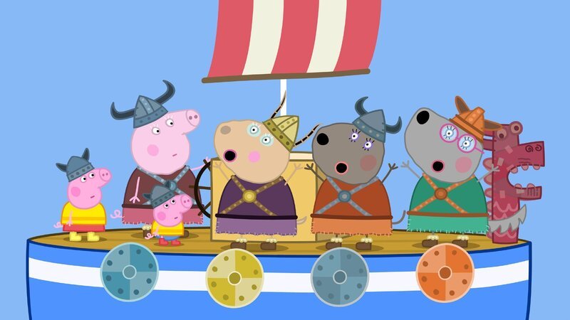 Heute verbringen Peppa und Schorsch (li.) den Tag mit Oma Wutz und ihren Freundinnen, um Wikinger zu spielen. Sie nutzen Opa Wutz’ Boot als Wikingerschiff und stechen in See. Die Wikinger haben viel Spaß auf dem Boot, bis sie bemerken, dass sie ihren Proviant vergessen haben. Auf der Suche nach Essen machen sie einen Landgang und treffen letzten Endes auf Frau Mümmels Imbissstand. – Bild: Astley Baker Davies Ltd and Entertainment One UK Ltd.