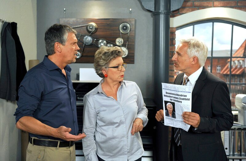 Thomas (Gerry Hungbauer, r.) macht Sebastian (Klaus Zmorek, l.) im Beisein von Inge (Peggy Lukac, M.) schwere Vorwürfe. – Bild: ARD/​Nicole Manthey