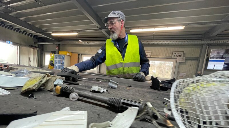 Olaf Strothmann sortiert den Elektroschrott in der Recyclinganlage vor. – Bild: NDR/Anke Hillmann Olaf Strothmann sortiert den Elektroschrott in der Recyclinganlage vor. – Bild: NDR/Anke Hillmann