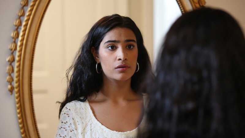 Aislinn Otero (Linda) looks at herself after a fight with James. – Bild: Discovery Communications, LLC