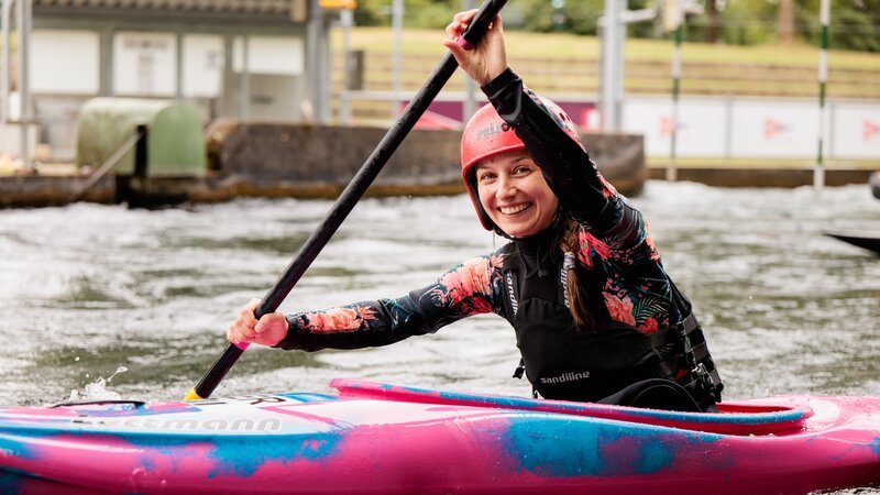 Marina paddelt auf dem Kanuslalom-Kanal in Augsburg. – Bild: BR/​megaherz gmbh/​Hans-Florian Hopfner