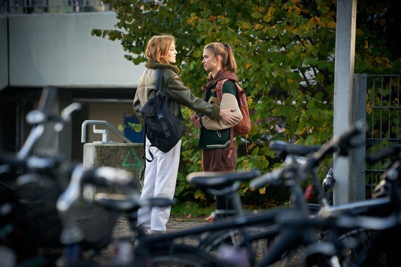 Die Freundinnen Isabell Lauterbach (Anna-Lena Schwing, r.) und Ella Wittmer (Charlotte Krause, l.) vertragen sich nach einem Streit miteinander. – Bild: ZDF und Guido Engels