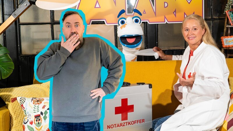 Manchmal geht einfach alles schief! Singa und SingDing werden vom Pech verfolgt. Doch zum Glück können sie sich gegenseitig helfen. Bürger Lars Dietrich heitert sie mit lustigen Anekdoten auf. – Bild: ZDF/​Tim Bornemann