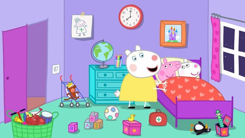 Während Mama Wutz und Frau Locke (li.) ausgehen, freuen sich Peppa (mi.) und Luzie (re.) über ihre Übernachtungsparty und grübeln aufgeregt darüber, was sie wohl machen werden wenn sie erwachsen sind. Welche Autos sie fahren werden, wie viele verschiedene Jobs sie haben und ob sie eigene Familien gründen werden. – Bild: RTL