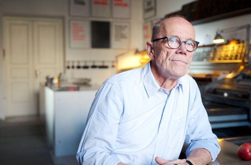 Erik Spiekermann ist Schriftdesigner und war in den 1980er Jahren einer der ersten deutschen Macintosh-User. – Bild: SWR/​Annette Baumeister