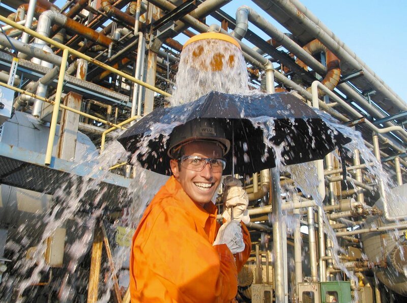 Willi nimmt in der Raffinerie eine Erdöl-Dusche. Hier wird Rohöl gereinigt und destilliert. – Bild: BR/​Megaherz