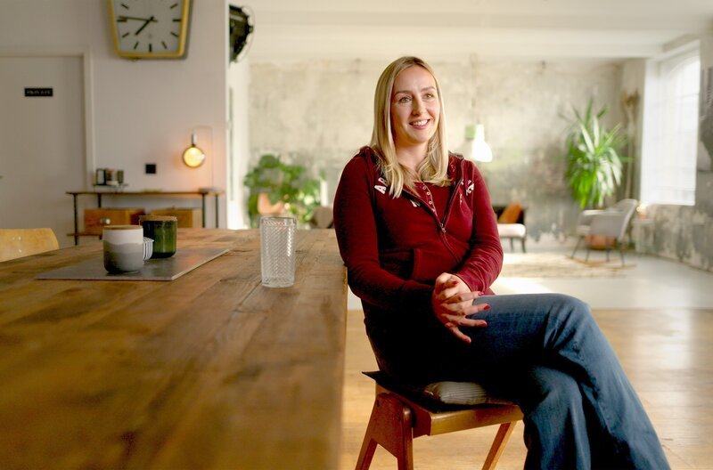 Die Youtuberin, Autorin und Podcasterin Alicia Joe vergleicht das Smartphone mit einem Messer: ein Werkzeug mit dem man tolle Gerichte zubereiten, sich im schlimmsten Fall aber auch verletzen kann. – Bild: SWR/​Annette Baumeister