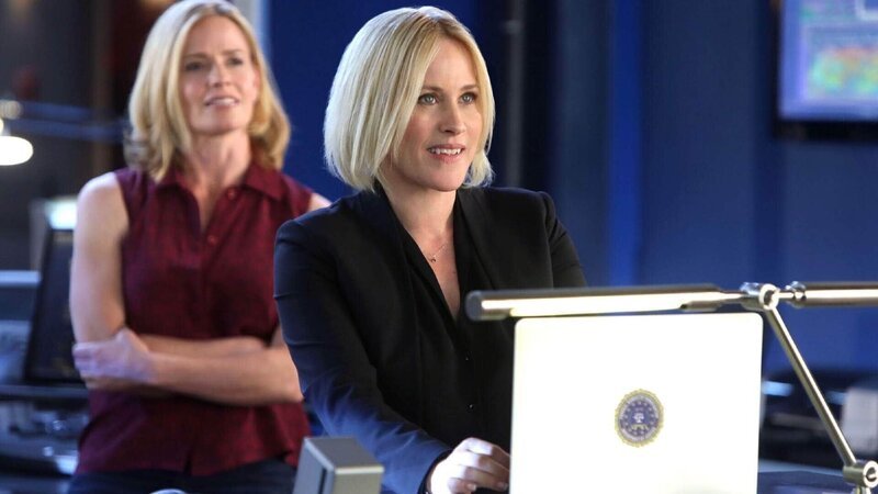 Julie Finlay (Elisabeth Shue, l.) verfolgt interessiert den Ausführungen der FBI-Agentin Avery Ryan (Patricia Arquette), einer Spezialistin im Bereich Cyber-Kriminalität. – Bild: MG RTL D