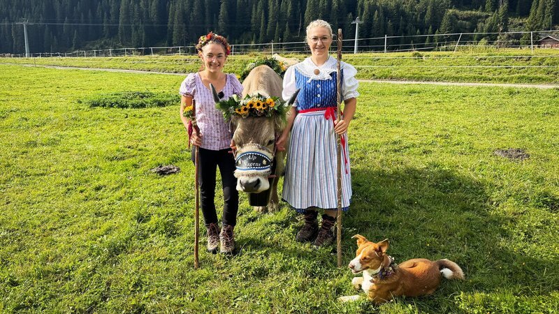 Die Schwestern Désirée (l.) und Elin (r.) Gschwend auf der Alp Nagens (GR) – Bild: SRF
