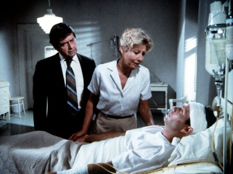 John-Boy Walton (Richard Thomas, r.) liegt schwer verwundet in einem Lazarett in Washington. Seine Eltern John (Ralph Waite, l.) und Olivia (Michael Learned, M.) besuchen ihn. – Bild: Sat.1 Gold