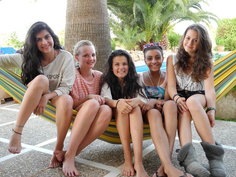 Buse, Maja, Louisa, Bianca und Weya genießen den Urlaub ohne Eltern in ihrer Villa auf Mallorca – Bild: Tobias Zydra /​ ZDF