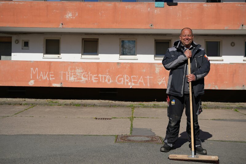 Hausmeister Andreas Stöhr kümmert sich nicht nur um seine Gebäude, sondern auch um die Menschen die darin wohnen. – Bild: creaframe /​ ZDF
