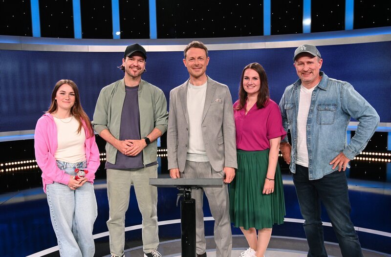 Moderator Alexander Bommes (M.) mit Kandidat:innen Angela Schulmeister, Sebastian Müller (swr3), Anna-Lena Wienand, Olli Briesch (WDR 2) in Spezialausgaben von ‚Gefragt – Gejagt‘. – Bild: ARD/​Uwe Ernst