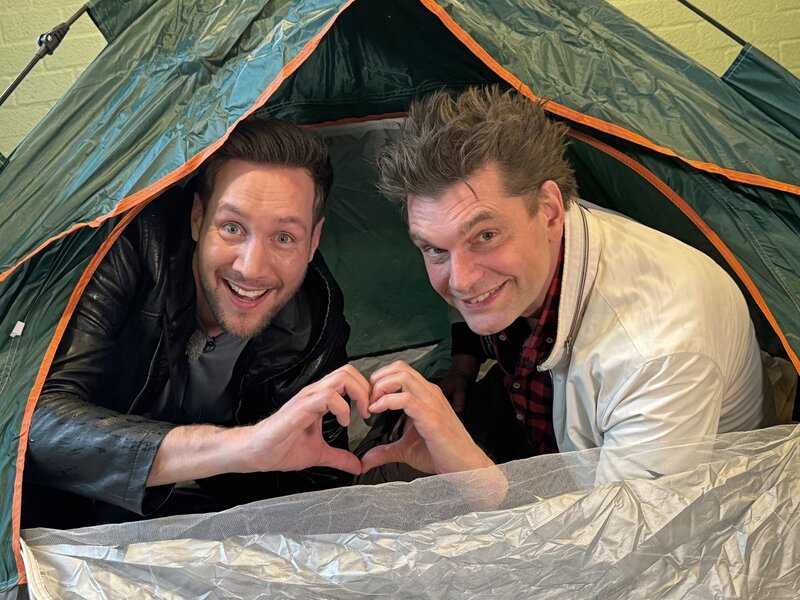 Camping mal anders: Sven Kroll (li.) und Lutz van der Horst (re.) erkunden einen Ferienpark in Holland – und suchen noch nach dem perfekten Schlafplatz. – Bild: WDR/​Triangolo GmbH