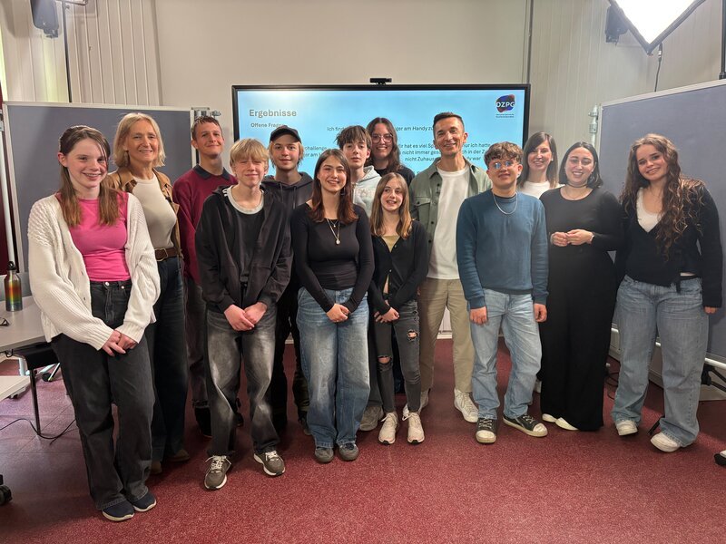 Die Mitglieder eines Jugendrates präsentieren zusammen mit Expertinnen der Uni Marburg „PUR+“-Moderator Eric Mayer die Ergebnisse ihrer Umfrage. Sie wollen herausfinden, wie es Kindern und Jugendlichen geht, wenn sie weniger Zeit an ihren Bildschirmen verbringen. Fr. Prof. Dr. Silvia Schneider ordnet dabei fachlich ein. – Bild: Ilka Wensing /​ ZDF
