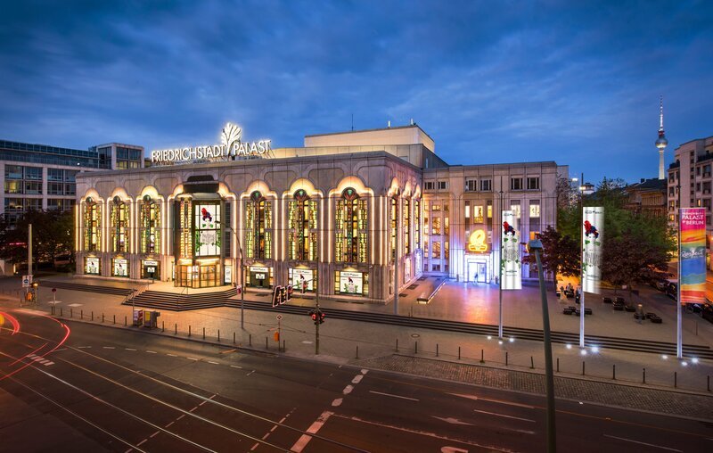 Der Friedrichstadt-Palast in Berlin ist seit über 100 Jahren ein Zentrum der Unterhaltung – von den Goldenen 1920er Jahren über den Zweiten Weltkrieg bis zur DDR-Zeit. – Bild: ZDF und RB, Friedrichstadtpalast /​ Honorarfrei – nur für diese Sendung inkl. SocialMedia bei Nennung ZDF und RB, Friedrichstadtpalast, Bernd Brundert.