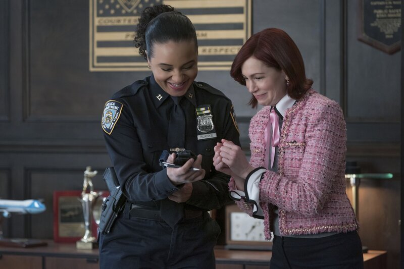Carra Patterson as Kaya Blanke and Carrie Preston as Elsbeth Tascioni – Bild: CBS /​ Michael Parmelee /​ CBS Broadcasting, Inc. All Rights Reserved.