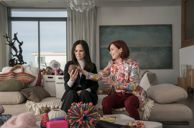 Mary-Louise Parker as Freya Frostad and Carrie Preston as Elsbeth Tascioni – Bild: CBS /​ CBS Broadcasting, Inc. All Rights Reserved.