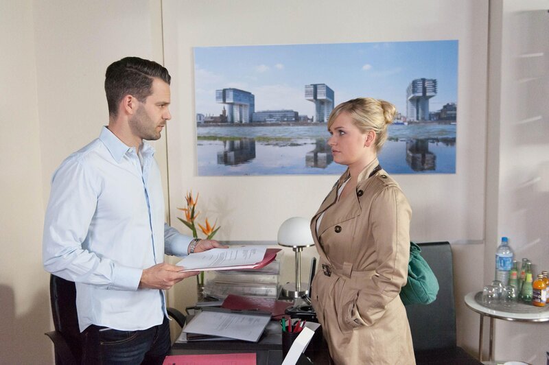 Anna (Marylu-Saskia Poolman) wendet sich in ihrer Sorge um ihre Mutter an Till (Ben Ruedinger) und gemeinsam beschließen sie, sich mehr um Irene zu kümmern. – Bild: RTL
