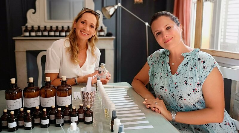 In Aix en Provence belegt Tamina Kallert (l.) einen Parfum-Workshop bei Magali Fleurquin-Bonnard. – Bild: WDR/​Anja Koenzen