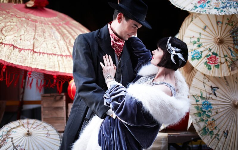 Philippe Sung (Lin Chung), Essie Davis (Phryne Fisher). – Bild: ORF/​All3Media/​Every Cloud Productions