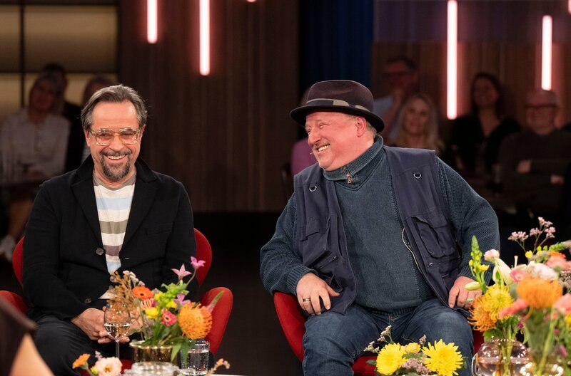 Sie sind die Lieblinge des Westens: Unsere Stars im WDR Fernsehen! Carolin Kebekus, Jan Josef Liefers (Foto, l) und Axel Prahl (Foto, r), Sven Plöger, Yvonne Willicks, Björn Freitag, Tamina Kallert und Marie-Luise Marjan. Sie alle treffen in nur einer Sendung aufeinander – und zwar in unserem neuen „Kölner Treff Best of“. Beste Unterhaltung mit Ausschnitten aus Gesprächen vergangener „Kölner Treff“-Ausgaben, die geführt wurden mit Susan Link, Micky Beisenherz und Bettina Böttinger. – Bild: WDR/​Melanie Grande