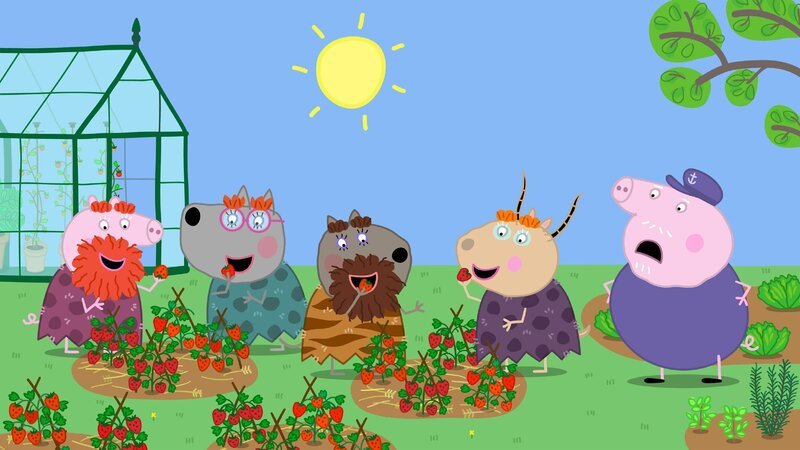 Oma Wutz (li.) und ihre Freundinnen (mi.) tun heute so, als ob sie in der Steinzeit leben. Sie sammeln Früchte in Opa Wutz’ (re.) Beet, was ihn nicht so sehr freut. – Bild: RTL