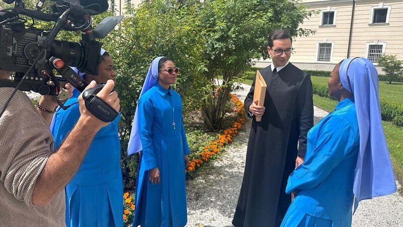 Frater Benedikt mit den drei nigerianischen Schwestern, die seit Jänner 2024 im Stift Admont leben. – Bild: ORF/​Gundi Lamprecht