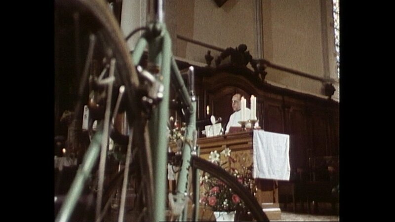 Rennräder selbst vor dem Altar. – Bild: BR/​WDR