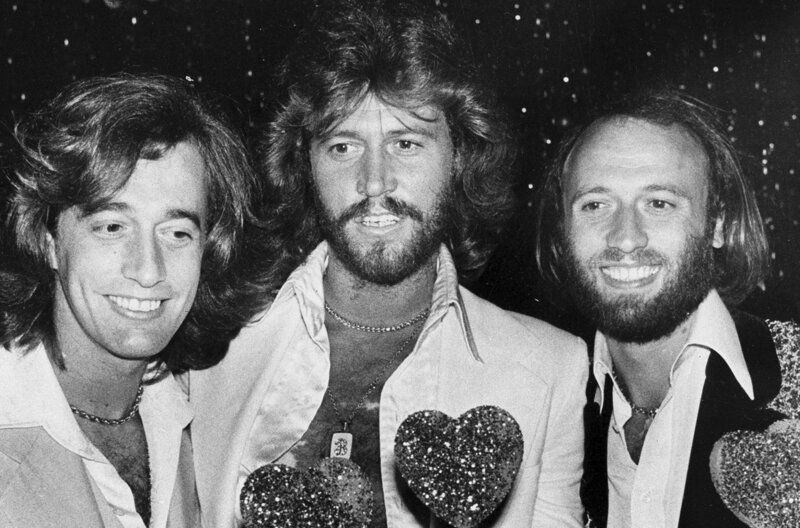 Robin, Barry und Maurice Gibb (v.l.) – der Bandname Bee Gees ergab sich zuerst lautmalerisch aus ’’The B G’s’’, womit die ’’Brothers Gibb’’ gemeint waren. – Bild: Polygram Entertainment, LLC. Robin, Barry und Maurice Gibb (v.l.) – der Bandname Bee Gees ergab sich zuerst lautmalerisch aus ’’The B G’s’’, womit die ’’Brothers Gibb’’ gemeint waren. – Bild: Polygram Entertainment, LLC.