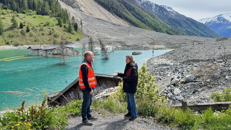 Barbara Lüthi (r.) und Lukas Kalbermatten (l.) in Blatten – Bild: SRF
