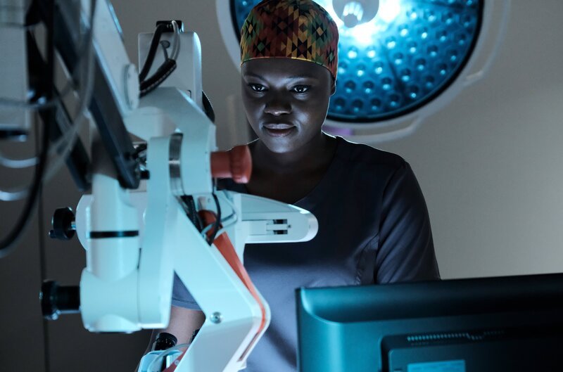 Dr. Okafor (Shaunette Renée Wilson) nutzt die Gelegenheit als eines ihrer größten Idole eingeliefert wird … – Bild: 2018 Fox and its related entities. All rights reserved. /​ Guy D’Alema Lizenzbild frei