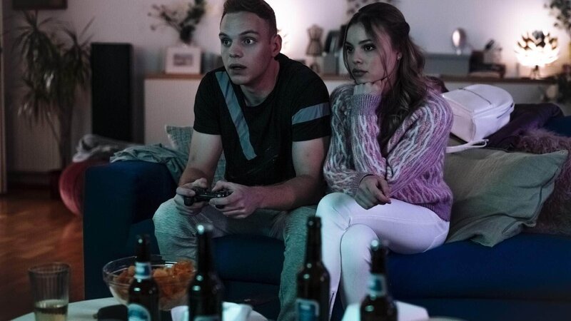 Clara (Lea Zoe Voss) und Mirko (Gareth Charles) – Bild: RTL /​ Martin Rottenkolber
