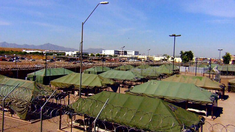 Das „Tent City Jail“ in Phoenix, Arizona: In den Zelten steigen die Temperaturen auf über als 60 Grad Celsius. – Bild: RTL Crime /​ MAXIMUS FILM