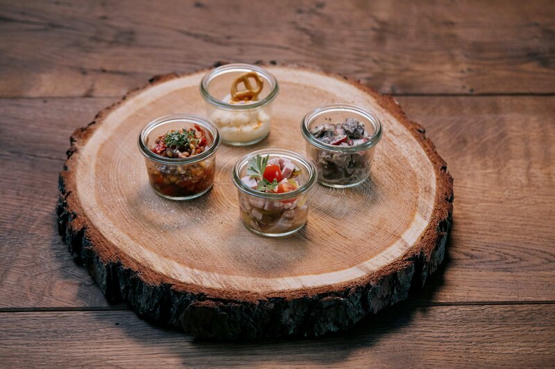 Gruß aus der Küche: „Dreierlei bayerische Mongdrazerl“: Wurstsalat, Obazda und Linsensalat. – Bild: Philipp Thurmaier /​ BR, megaherz gmbh