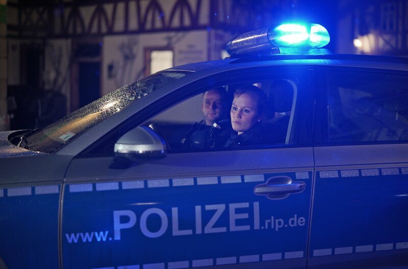 Polizeikommissarin Michelle Jung sowie Polizeihauptkommissar Jan Enders im Einsatz. – Bild: SWR