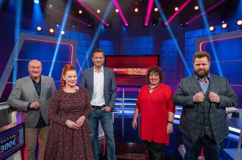 Bereit zum Mitraten? Beim SWR Wissensquiz „Meister des Alltags“ begrüßt Gastgeber Florian (Mitte) seine prominent besetzten Rateteams (v. li.) Telefonschreck Bodo Bach und Moderatorin Enie van de Meiklokjes sowie Comedienne Meltem Kaptan und Schauspieler Antoine Monot Jr. – Bild: SWR/​Christian Koch