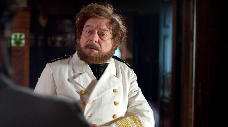 Josef Ressel (Michèl Keller) berichtet von seiner Erfindung der Schiffschraube. – Bild: NDR/​LOOKS International GmbH