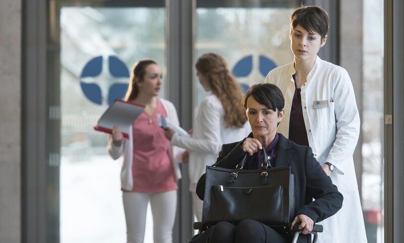 Natascha Roth (Bettina Engelhardt, l.); Dr. Theresa Koshka (Katharina Nesytowa, r.) – Bild: Dieses Bild darf ausschließlich nach Maßgabe der Allgemeinen Geschäftsbedingungen für die Presselounges der Sender der ProSiebenSat.1 Media SE (AGB) genutzt werden. Die in den AGB festgesetzten Rechteeinschränkungen sind unbedingt  …