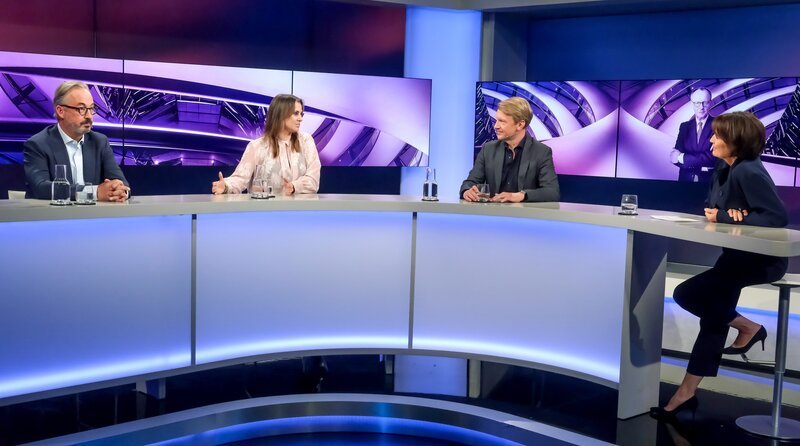 Zu Gast bei Moderatorin Sandra Maischberger (r.): v.l.n.r. Jan Fleischhauer (Focus-Kolumnist), Jagoda Marinić (Autorin) und Markus Preiß (Leiter des ARD-Hauptstadtstudio). – Bild: WDR/​Oliver Ziebe