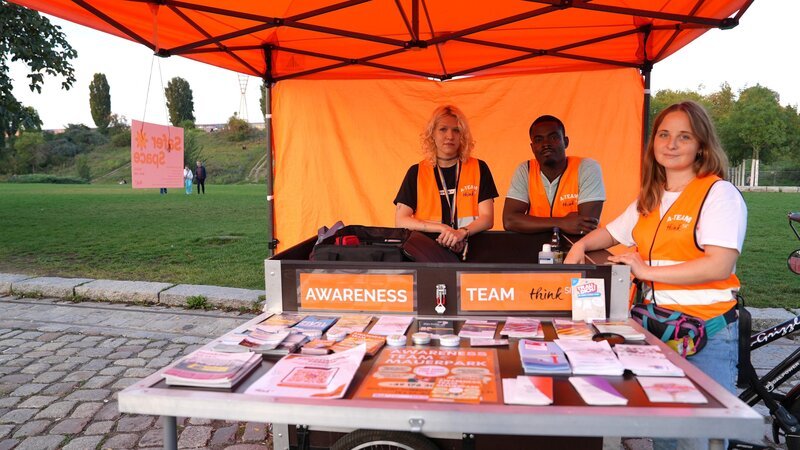 Das Awareness Team von „think SI3“ mit Infostand im Berliner Mauerpark – Bild: ZDF und Felix Korfmann