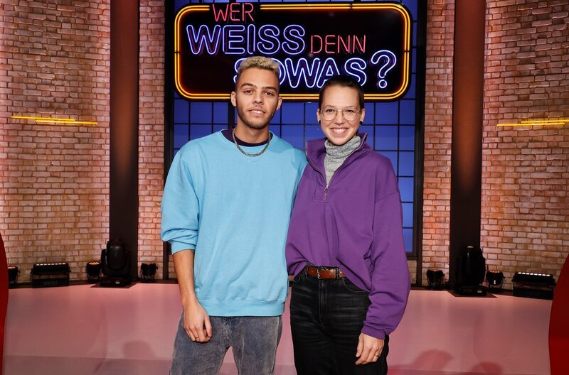 Treten bei „Wer weiß denn sowas?“ als Kandidat:innen gegeneinander an: Der Sänger Malik Harris (l.) und die Sängerin Stefanie Heinzmann (r.). – Bild: ARD/​Morris Mac Matzen