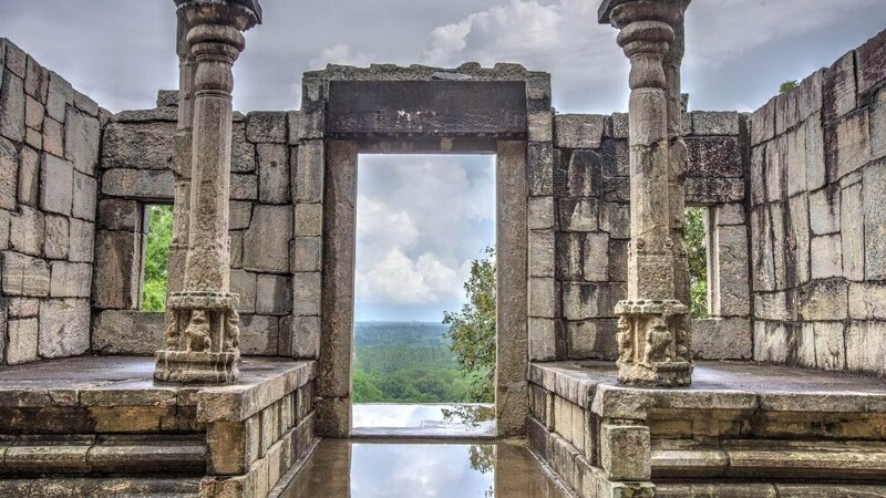Die Ruinen des Yapahuw Tempels nach einem kräftigen Regenschauer. Der Tempel wurde an einen riesigen Granitfelsen angebaut und ermöglicht einen großartigen Blick über den tiefliegenden Regenwald. – Bild: TVNOW/​ Terra Mater/​ Ben Tutton