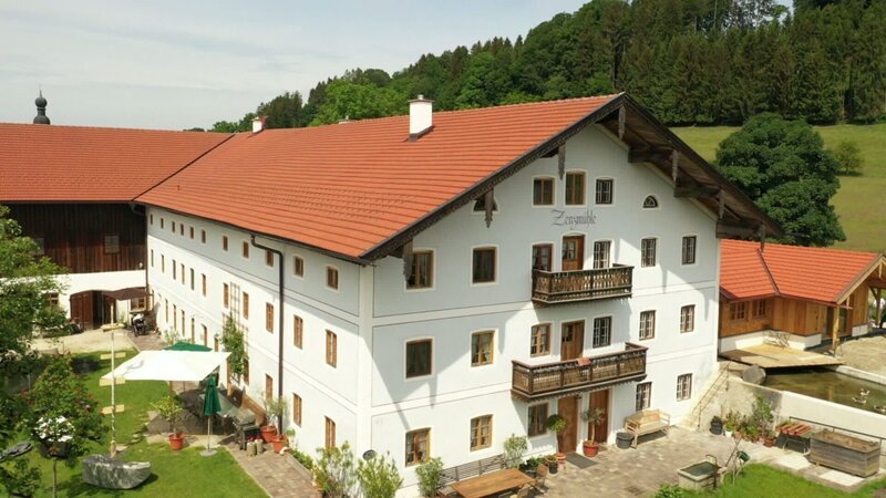 Alte Häuser suchten eine neue Liebe – und fanden sie durch bayerische Prominente. Wir besuchen heute die herrlich restaurierten, traditionsreichen Domizile des weltbekannten Bergsteigers und Extremkletterers Alexander Huber, der Familie des Schauspielers Florian und Maximilian Brückner sowie des bekannten Musikers Hans Well. Im Bild: Die Zenzmühle der Großfamilie Brückner. – Bild: Paul Georg Busse /​ BR