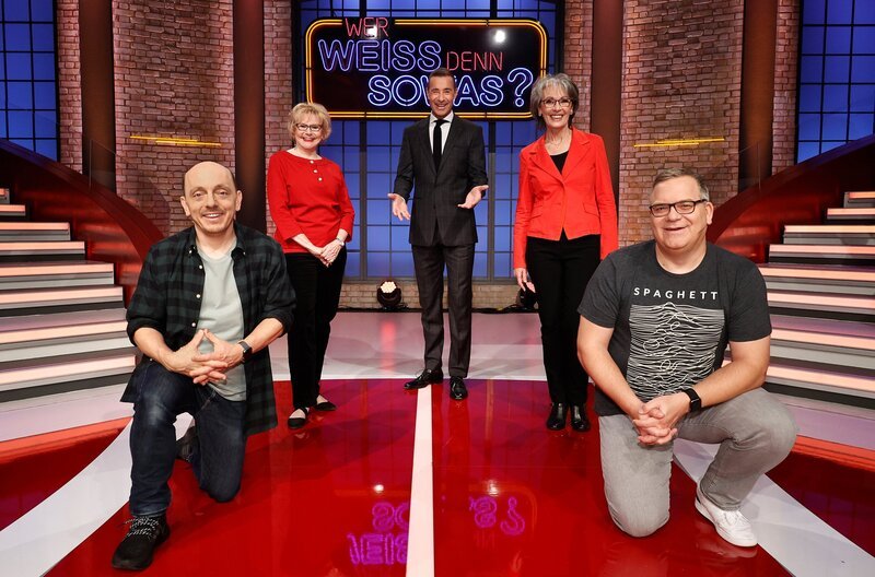 Moderator Kai Pflaume (M.) und seine Rateteam-Kapitäne Bernhard Hoëcker (l.) und Elton (r.) begrüßen in dieser Sendung die Sängerin Peggy March (2.v.l.) und die Sängerin Ingrid Peters (2.v.r.). – Bild: ARD/​Morris Mac Matzen