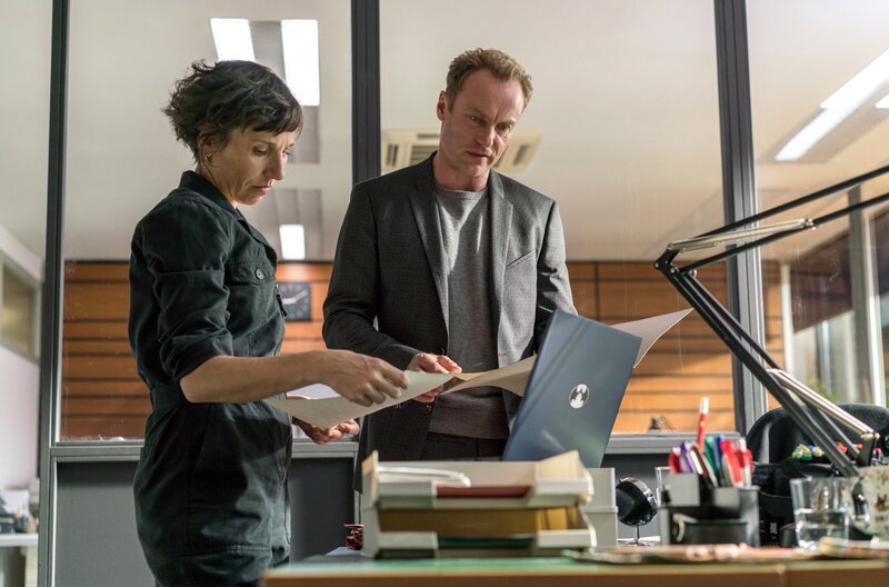 Rubin (Meret Becker) und Karow (Mark Waschke) studieren die Akten zum Fall. – Bild: rbb/​Oliver Vaccaro