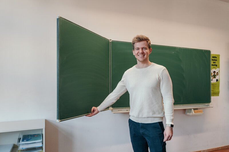 Hauptberuflich arbeitet Linnar (33) in der Geschäftsführung eins Start-ups. Regelmäßig unterrichtet er vor seinem Job Schüler als „Life Teacher“ . – Bild: ZDF und Jens Gyarmaty